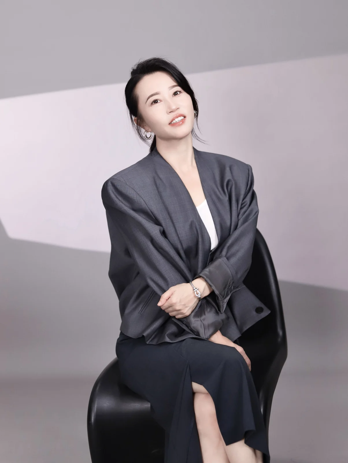 韩冬美院长身着灰色外套的肖像