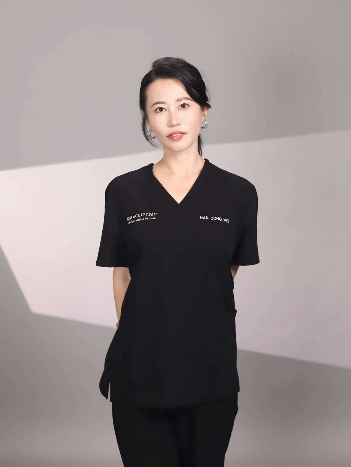 韩冬美院长身着黑色工作服的肖像