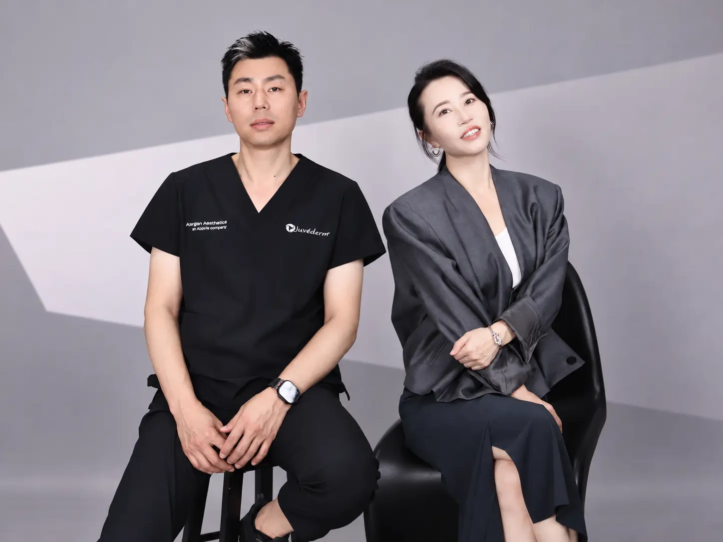 多美达联合创始人孙礼华与院长韩冬美,共同坐于同一摄影背景中